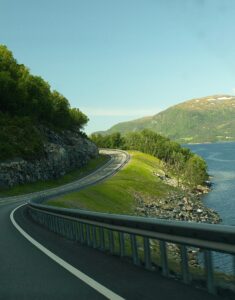 Straße an einem Fjord.